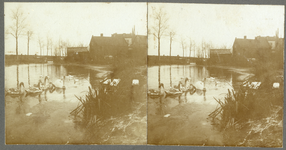 808397 Afbeelding van zwanen in het Inundatiekanaal achter de Admiraal van Gentstraat te Utrecht. Op de achtergrond het ...